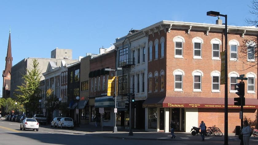 <b>Lugar 4 | Davenport y Bettendorf, Iowa; Rock Island, Moline y East Moline, Illinois</b>
<br>
<br>Se trata de cinco ciudades en una: Davenport y Bettendorf, Iowa; y Rock Island, Moline y East Moline, Illinois. Cada una es distinta, pero con centros agrupados a lo largo de la misma ribera. 
<b>En esta zona, el pago promedio del alquiler mensual es de $773.</b>