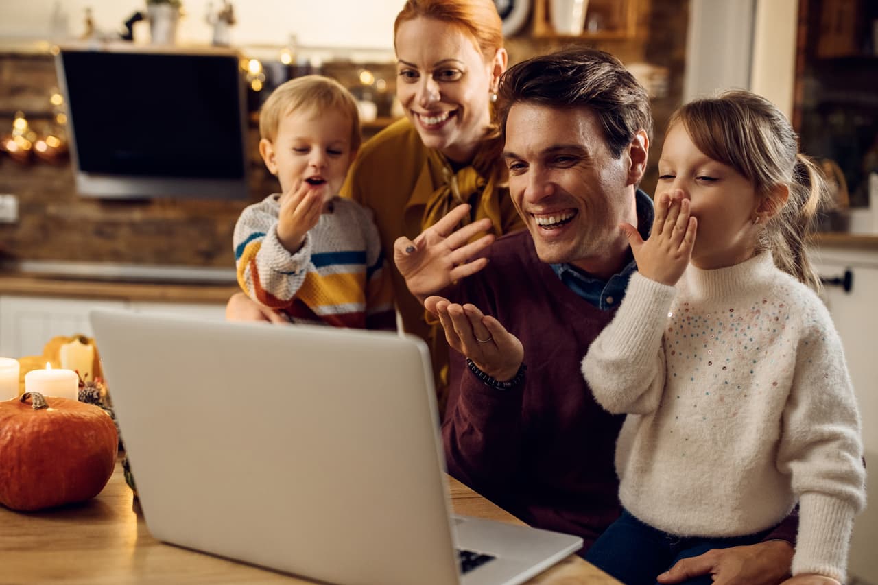 <b>Puesto 9. El telégrafo. </b>Varios inventores lo desarrollaron desde el siglo XVIII
<a href="https://npr.tumblr.com/post/146230563613/on-june-20-1840-samuel-morse-received-a-patent"><u>y su uso se estandarizó gracias al código creado por el estadounidense Samuel Morse</u></a>. Este consistía en detener el flujo de electricidad a lo largo de un cable para transmitir un mensajes. Fue el primero de una larga lista de avances en las comunicaciones que han llegado hasta lo que vemos en la foto, una comunicación de rutina cara a cara a través de una computadora.