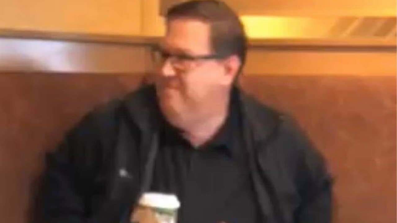 Buscan a sujeto señalado de masturbarse delante de varias adolescentes en un restaurant en Georgia