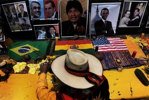 El ritual fue en el cerro de San Cristóbal ubicado el distrito de Rímac en Lima. La bandera de Brasil y de EU no podían faltar junto con las imagenes de los principales líderes mundiales.