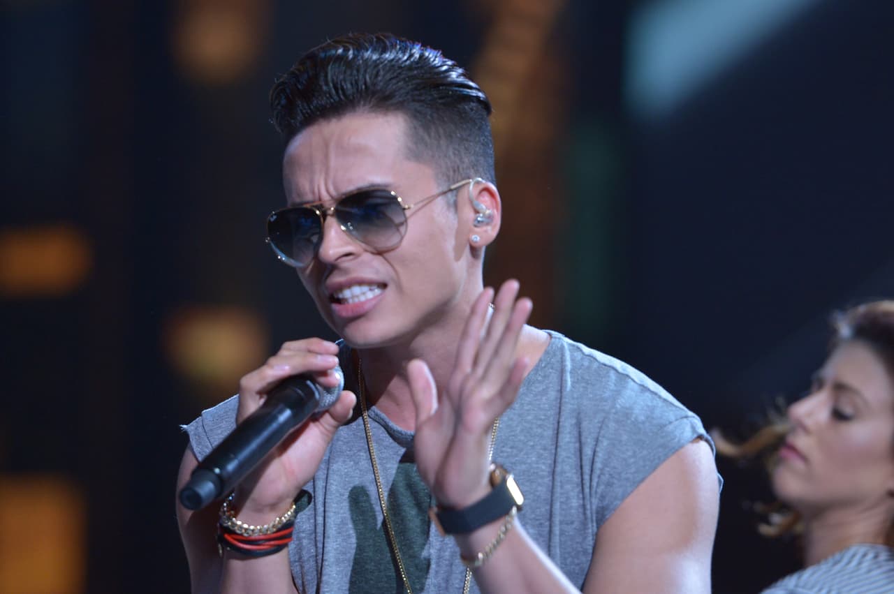 No cabe duda que hasta en los ensayos, siente fluir por sus venas la letra de sus canciones.