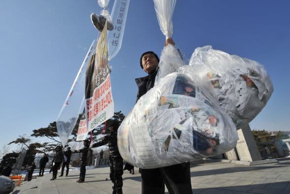 Norcoreanos que ahora viven de lado Surcoreano sueltan globos con folletos propagandísticos denunciando la prueba nuclear del 12 de febrero.