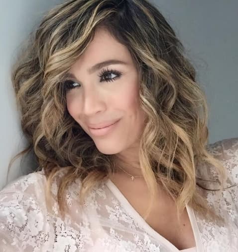 Fue algunos añitos atrás que Karla Martínez se miró en el espejo y no le convenció del todo lo que estaba viendo, razón que la llevó a tomar una decisión, bajar de peso. 
<br>