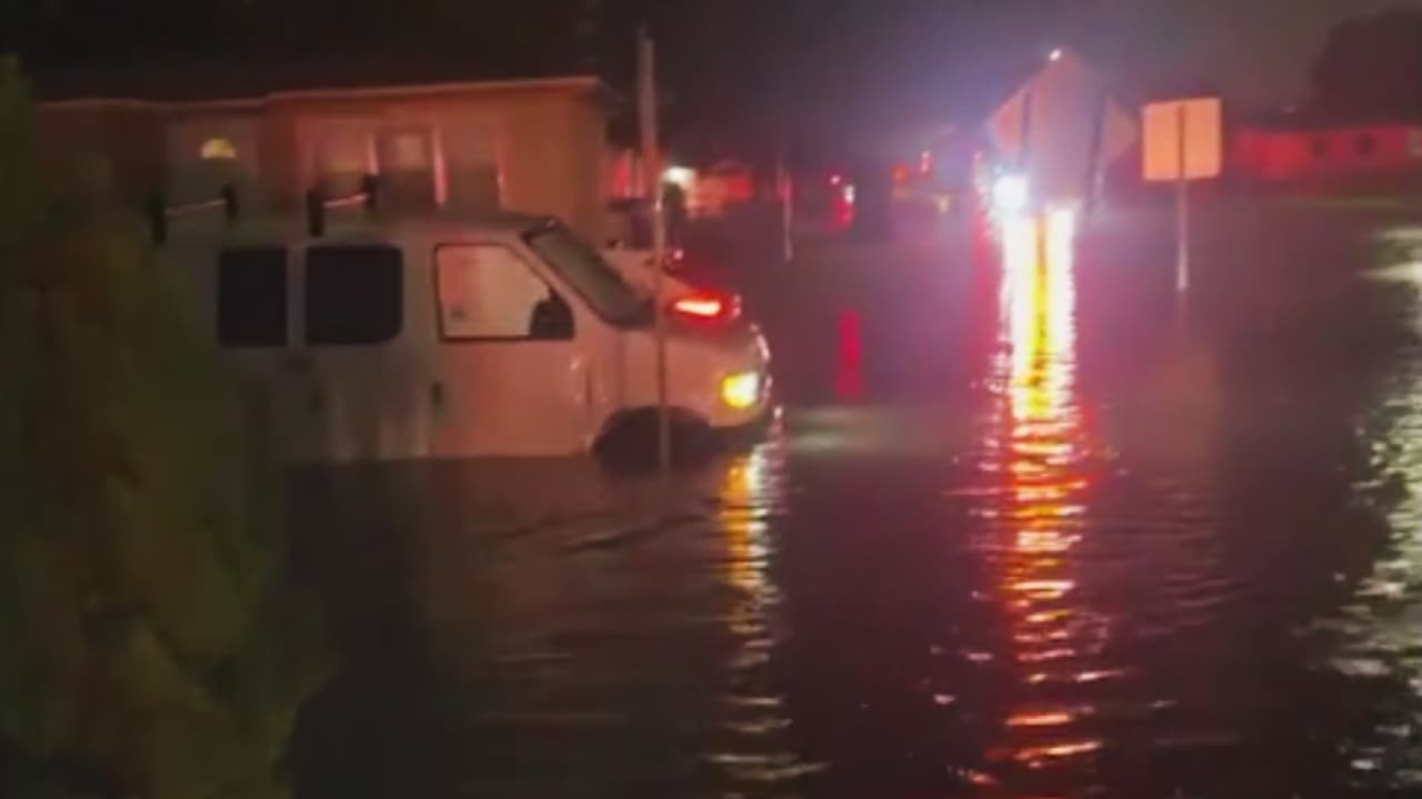 Inundaciones en Tampa por los efectos de la tormenta tropical Isaías; vehículos sufren daños en Hillsborough
