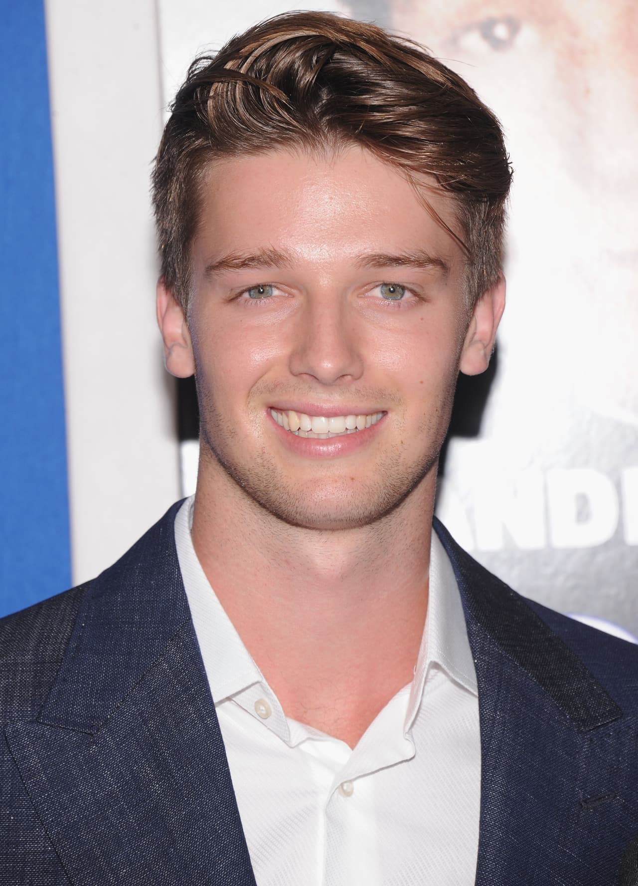 Aunque no tiene un voluminoso cuerpo que capture las miradas, Patrick Schwarzenegger también a cautivado a las mujeres.