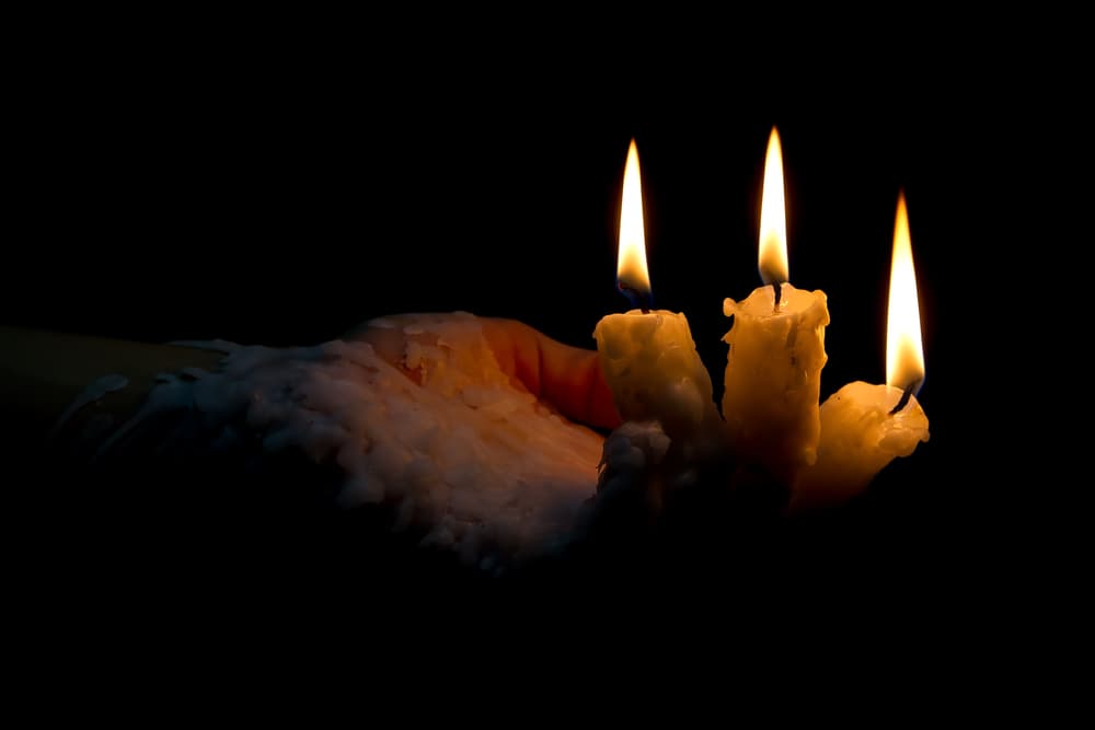 Con la cera derretida, debes armar un muñequito que asemeje un ser humano. Déjalo secar y en él, amarra o rodea el objeto de esa persona que quieres que te adore, pidiéndole a Xochiquétzal y Tlazoltéotl que concedan tus deseos amorosos y carnales.