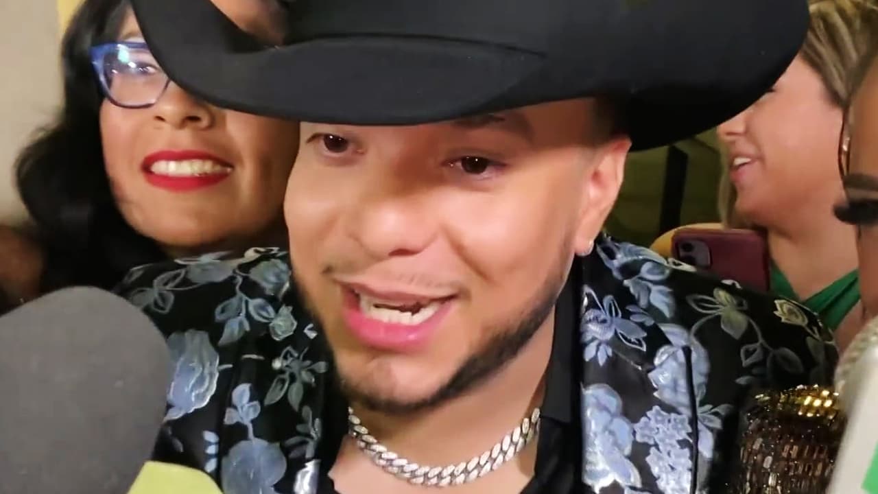 Además, Chiquis se encuentra
<b> <a href="https://www.univision.com/shows/despierta-america/mujeres-no-se-acerquen-la-picara-respuesta-de-lorenzo-mendez-al-negar-que-este-divorciado-de-chiquis-video" target="_blank">en proceso de divorcio de Lorenzo Méndez</a>, </b>quien el pasado 2 de agosto dio declaraciones en contra de la actual pareja de su ex, Emilio Sánchez, a quien dijo que consideraba como un "amigo" y admitió que 
<b><a href="https://www.univision.com/famosos/chiquis-rivera-lorenzo-mendez-nuevo-novio-amigo" target="_blank">sí era "feo" verlo con la cantante. </a></b>
<br>