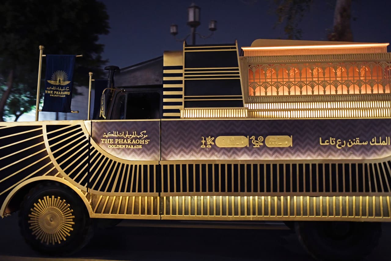 "Este grandioso espectáculo es una prueba más de la grandeza [...] de 
<b>una civilización única que llega hasta las profundidades de la historia"</b>, declaró en Twitter el presidente egipcio.