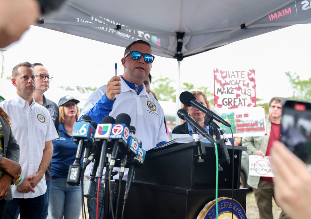 <b>El congresista Darren Soto </b>habla durante una conferencia de prensa frente al centro de detención de migrantes conocido como
<a href="https://www.univision.com/local/miami-wltv/alligator-alcatraz-iglesia-catolica-de-miami-critica-el-centro-de-detencion-y-como-se-trata-a-los-migrantes">Alcatraz de los Caimanes</a>, tras recorrer las instalaciones del Centro de Entrenamiento y Transición Dade-Collier, el sábado 12 de julio de 2025, en Ochopee, Florida. Durante la inspección, Soto y otros legisladores denunciaron condiciones de hacinamiento extremo, falta de privacidad y porciones de comida insuficientes para los detenidos.
