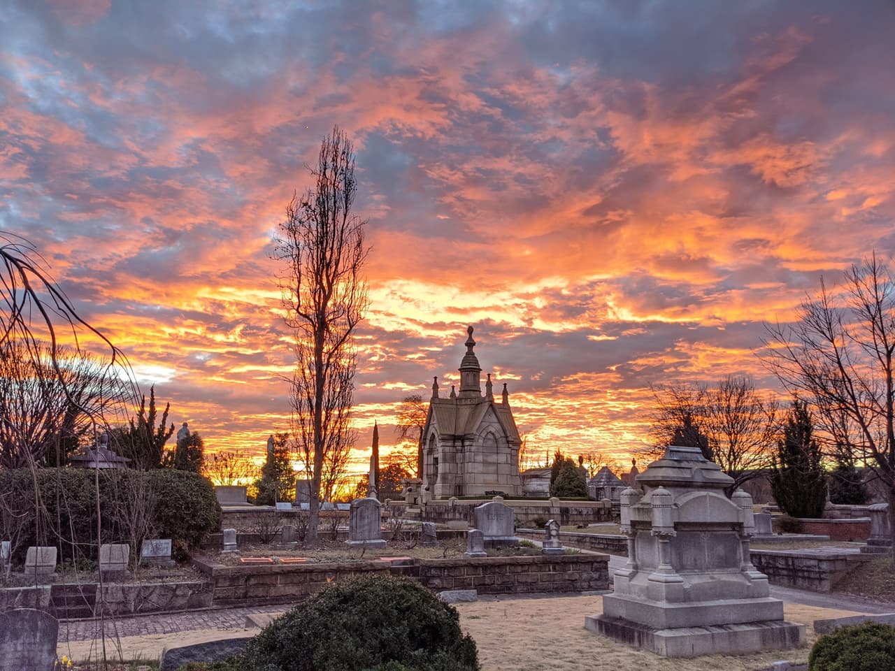 <b><a href="https://oaklandcemetery.com/">Historic Oakland Cemetery (Atlanta)</a></b>. El cementerio histórico de Oakland es donde las personas más notables de Atlanta encontraron su lugar de descanso final, incluidos Margaret Mitchell, Maynard Jackson y Bobby Jones. Los hombres detrás de Great Locomotive Chase fueron ahorcados en las afueras del cementerio y luego enterrados aquí, junto con muchos soldados de la Guerra Civil. Construido en 1852 después de la sobrepoblación en otros cementerios de la zona, Oakland se asemeja a un jardín con caminos sinuosos, árboles y elaborados mausoleos.
<br>
<br>
<b><a href="https://goo.gl/maps/HNUAzCE7RiPca5MC9">Cómo llegar</a></b>