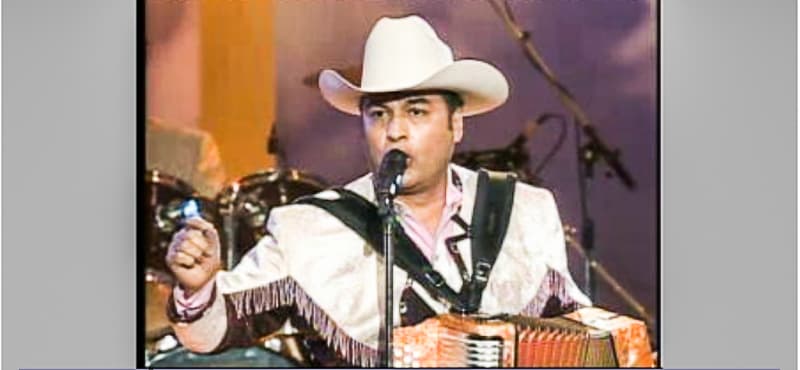 Los Tigres del Norte interpretaron la canción 'De paisano a paisano', sencillo que forma parte del álbum que lleva el mismo nombre. También ganaron en la categoría Regional Mexicana el premio al Grupo del Año y a Mejor Interpretación Norteña.