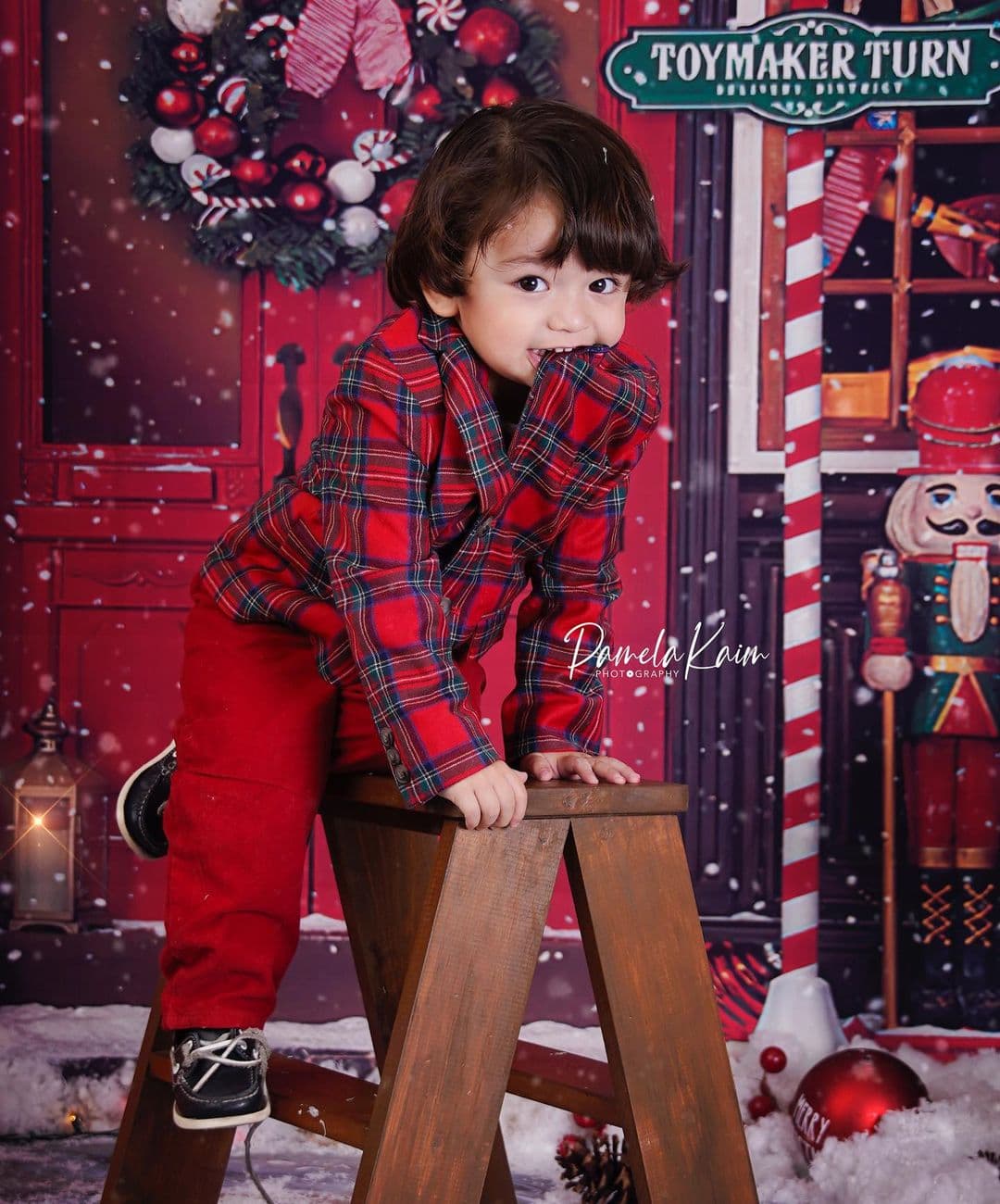 "Gratitud y mucho amor. Feliz navidad familia", deseó Sherlyn junto a la serie de fotos.