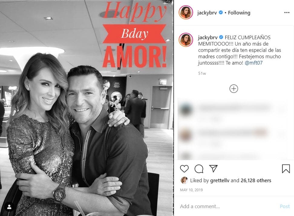 En 2019
<b><a href="https://www.univision.com/shows/el-gordo-y-la-flaca/todo-esto-era-un-desastre-jacky-bracamontes-detalla-lo-que-le-hicieron-en-7-horas-de-operacion-video">Jacqueline</a></b> felicitó a su esposo con esta fotografía en Instagram: "¡Feliz cumpleaños Memito! Un año más de compartir este día ten especial de las madres contigo. Festejemos mucho juntos. ¡Te amo Martín Fuentes!", se lee.
<br>