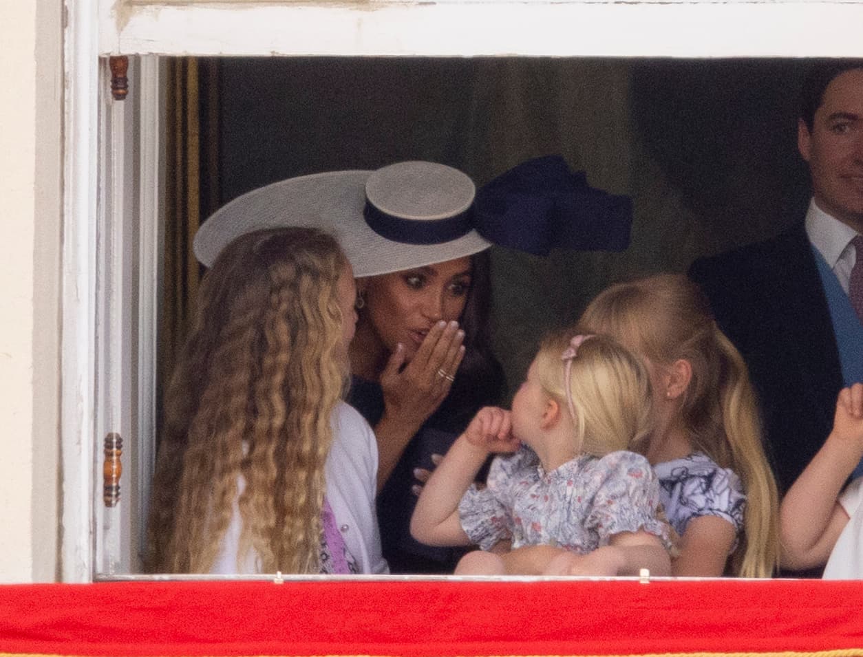 Una de las grandes expectativas era el 
<b>regreso del príncipe Harry y Meghan Markle</b>, pero al no ser miembros activos de la realeza disfrutaron del desfile 
<b>desde la oficina principal</b> junto a los niños y otros invitados.
<br>