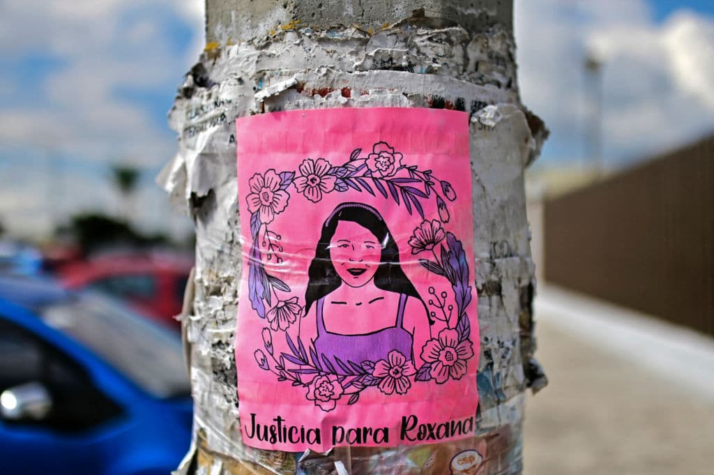 Vista de un cartel que dice Justicia para Roxana, acusada de asesinato después de que ella mató a un hombre cuando se defendía de una violación, en el tribunal de Bordo en Ciudad Nezahualcóyotl, Estado de México, el 23 de agosto de 2021.