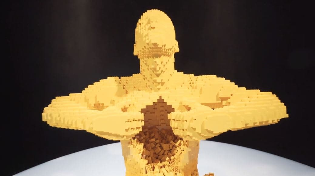 La obra 'Yellow' da la bienvenida a la impresionante exposición que reúne a las obras del artista contemporáneo Nathan Sawaya.