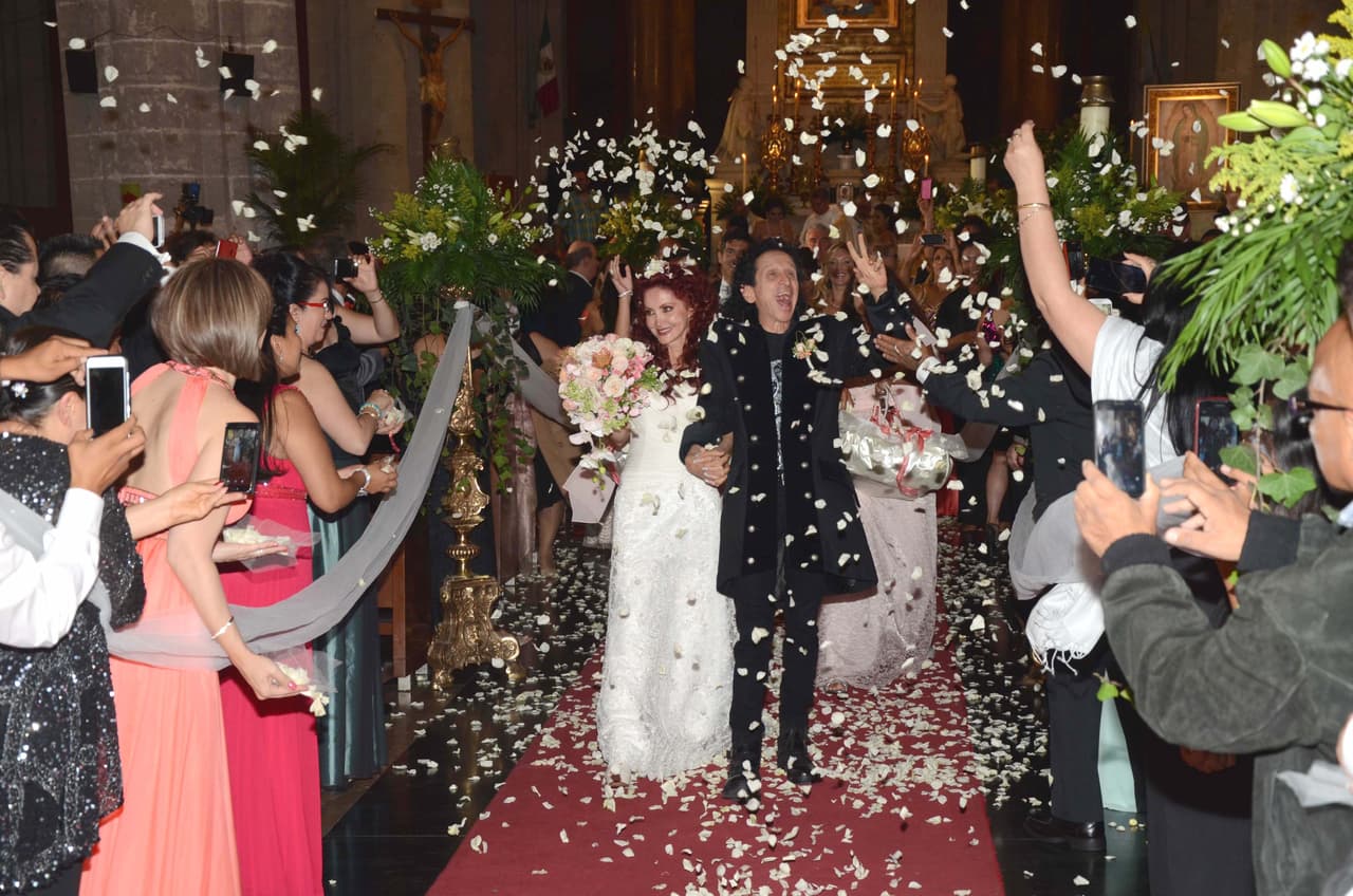 Al salir de la ceremonia les lanzaron pétalos de rosas.