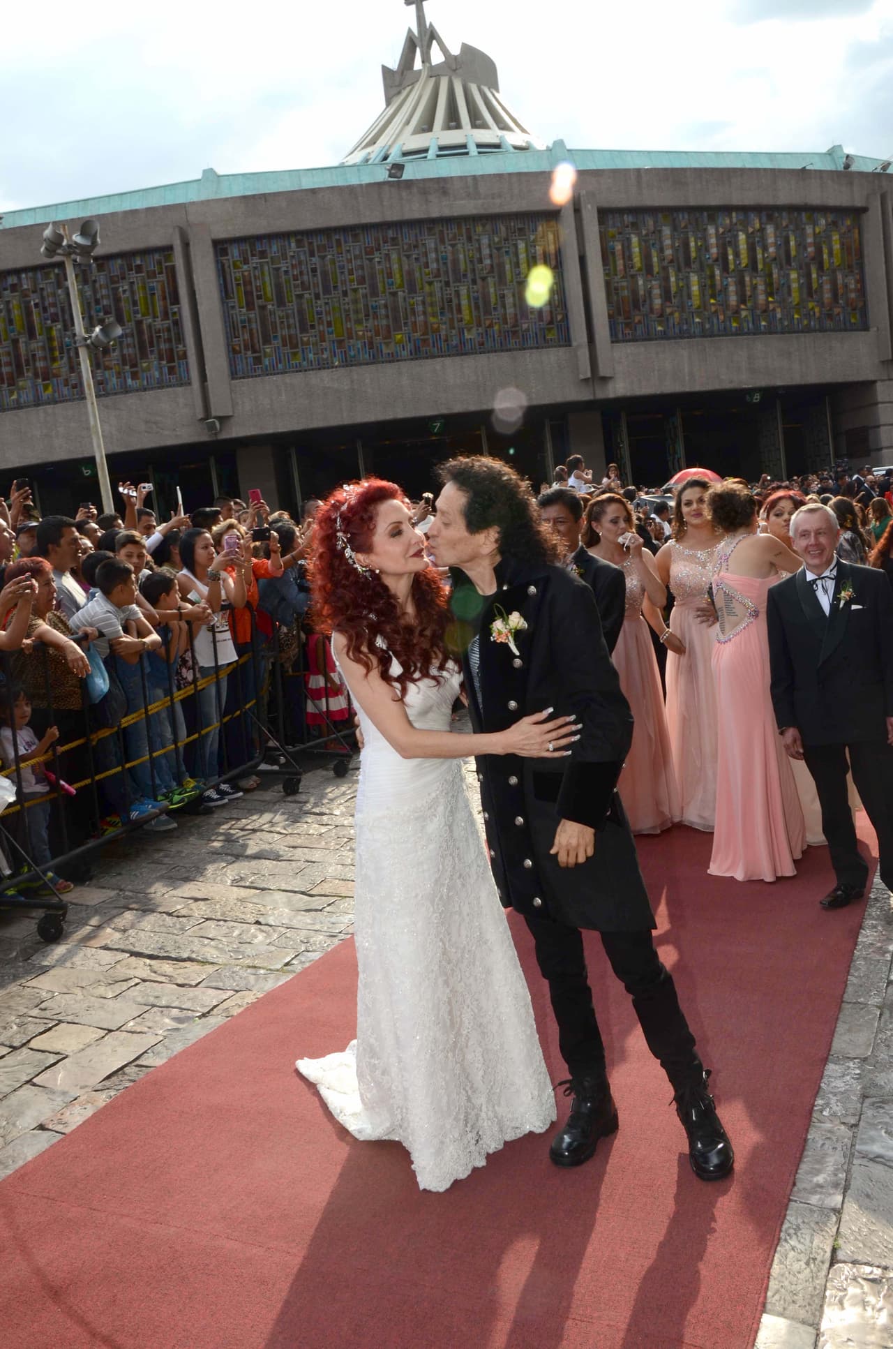 Sellaron su amor con un beso.