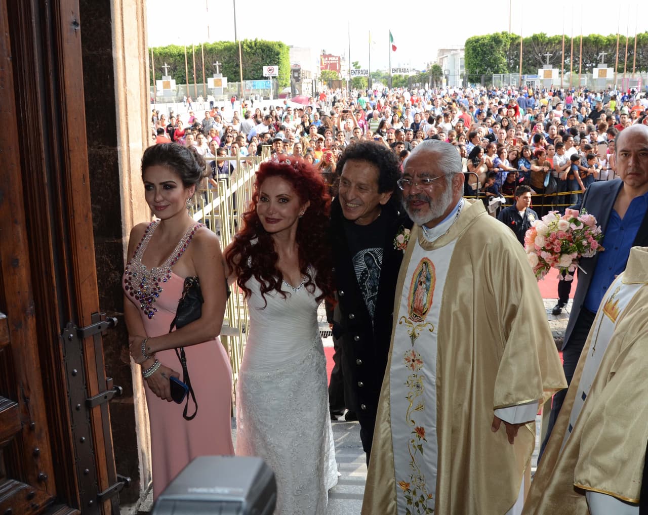 A la entrada de la iglesia.