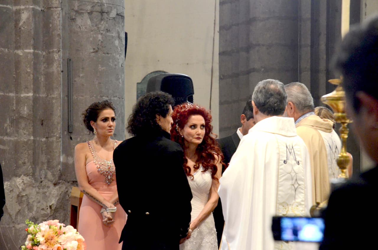 La famosa pareja llegó de nuevo al altar para festejar 35 años de matrimonio.