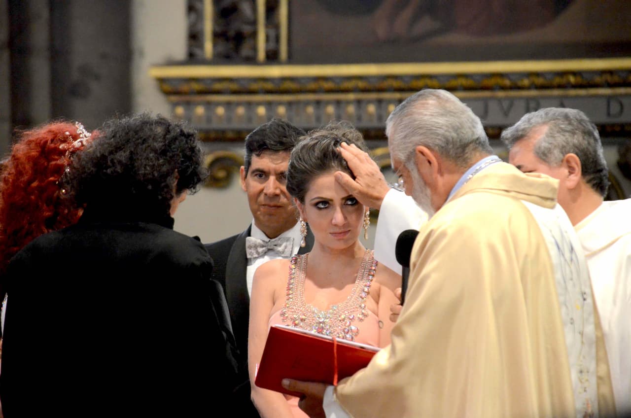 Aquí Celia recibiendo la bendición.