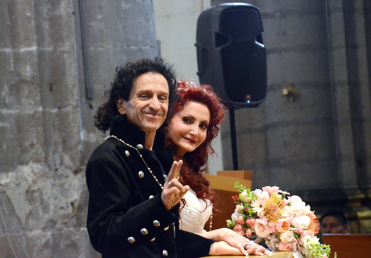 El rockero mexicano y Chela Lora se juraron amor eterno nuevamente.
