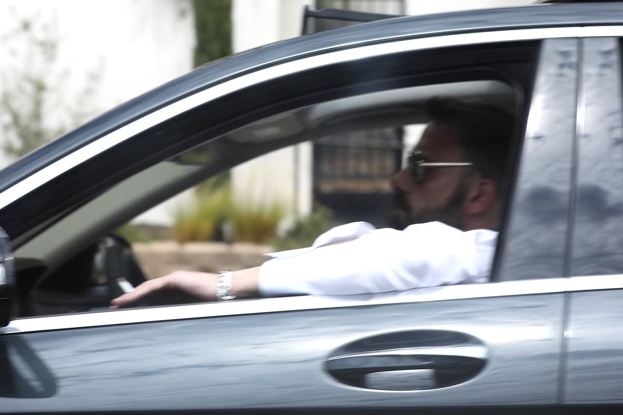 El director y productor de cine condujo su automóvil mientras fumaba un cigarrillo.
<br>