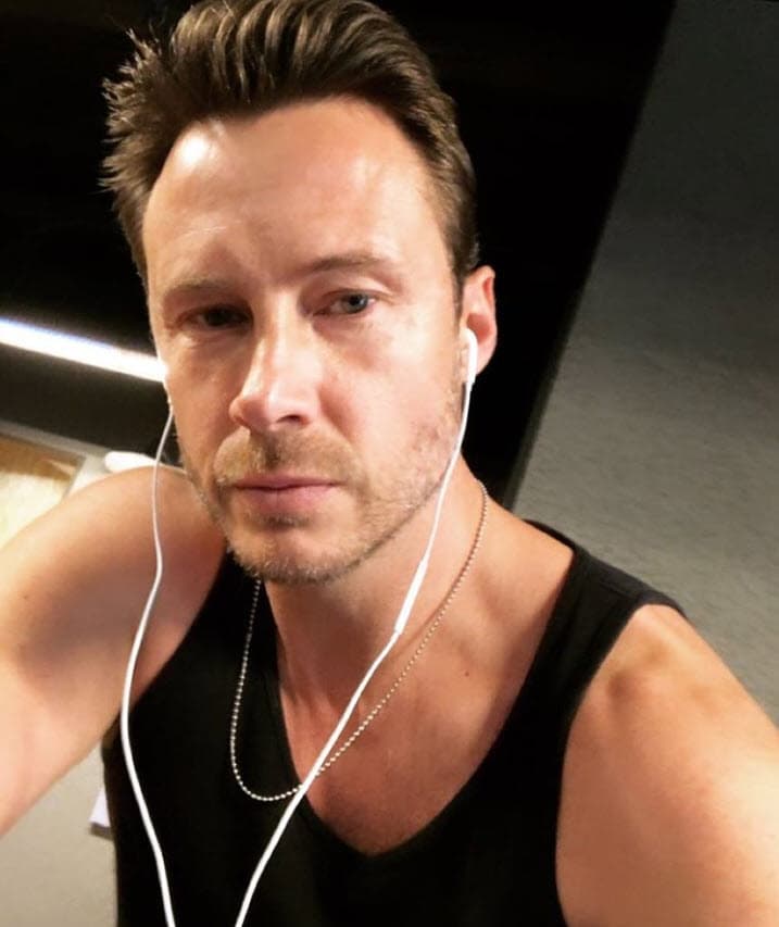 En su mensaje de Instagram, el actor compartió que su padre fue un hombre que luchó por la vida en distintas ocasiones, pues una vez sufrió una "cogida" de un toro, una "electrocución" y "dos infartos". 
<br>