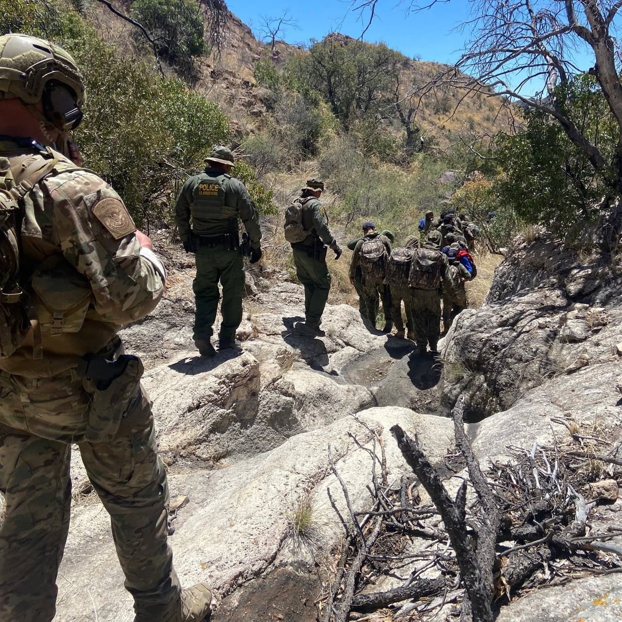 En las escarpadas montañas al oeste de Nogales, Arizona, un equipo aéreo de CBP, respondió a la llamada de un grupo grande.