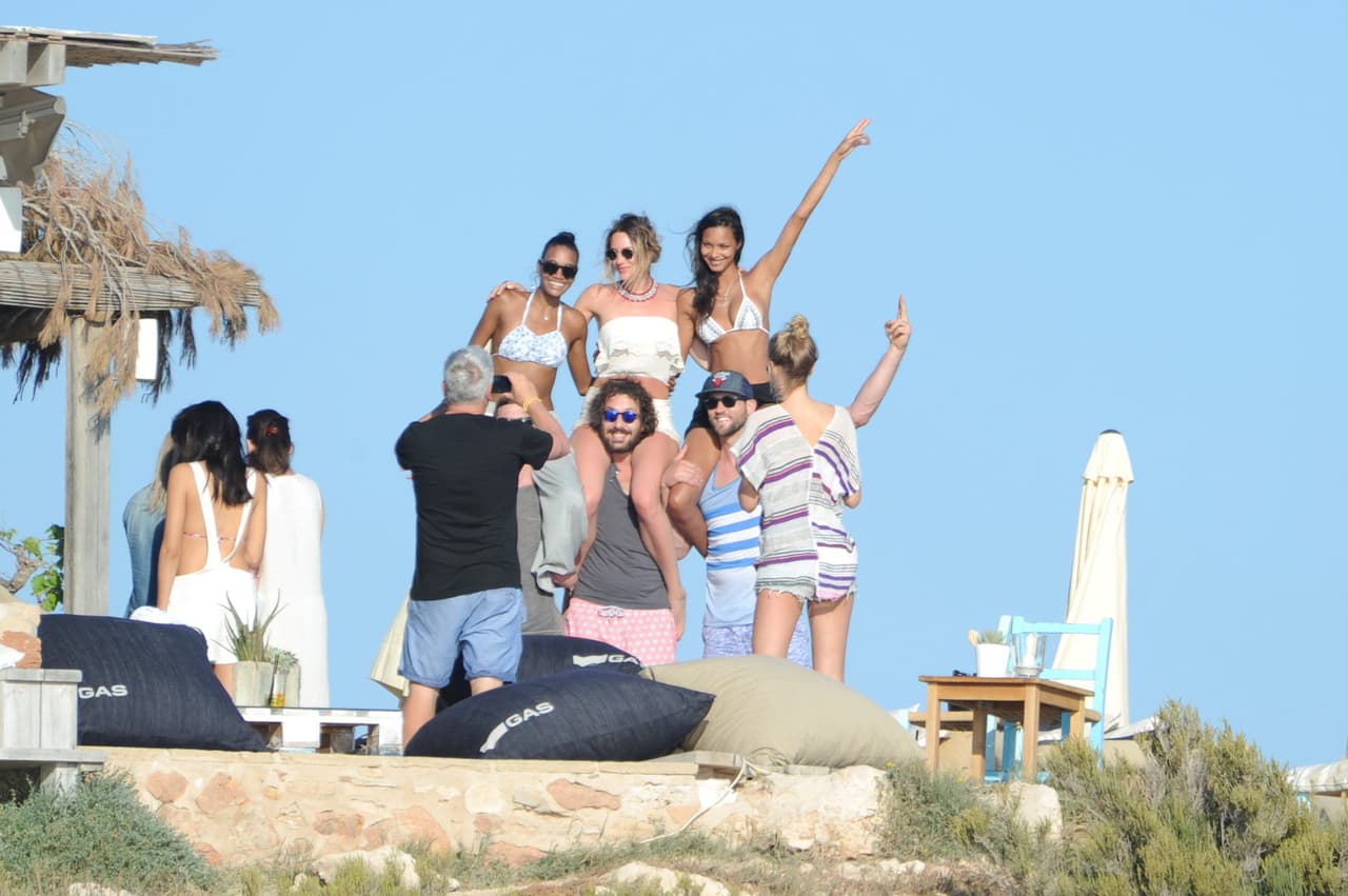 Los paparazzi las captaron de vacaciones en Ibiza.