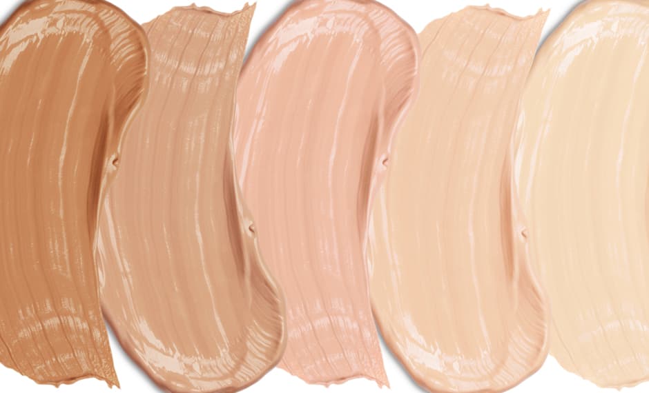 5. Ahora si, sobre la piel perfectamente humectada y luminosa, la maquillista aplicó una base de maquillaje 
<a href="http://www.allure.com/gallery/best-liquid-foundations-2016">líquida</a>, ella optó por Le Teint Ultra Tenue de Chanel. Tu debes de elegir una base de maquillaje que vaya perfectamente con el tono de tu piel y fundirla.
<br>