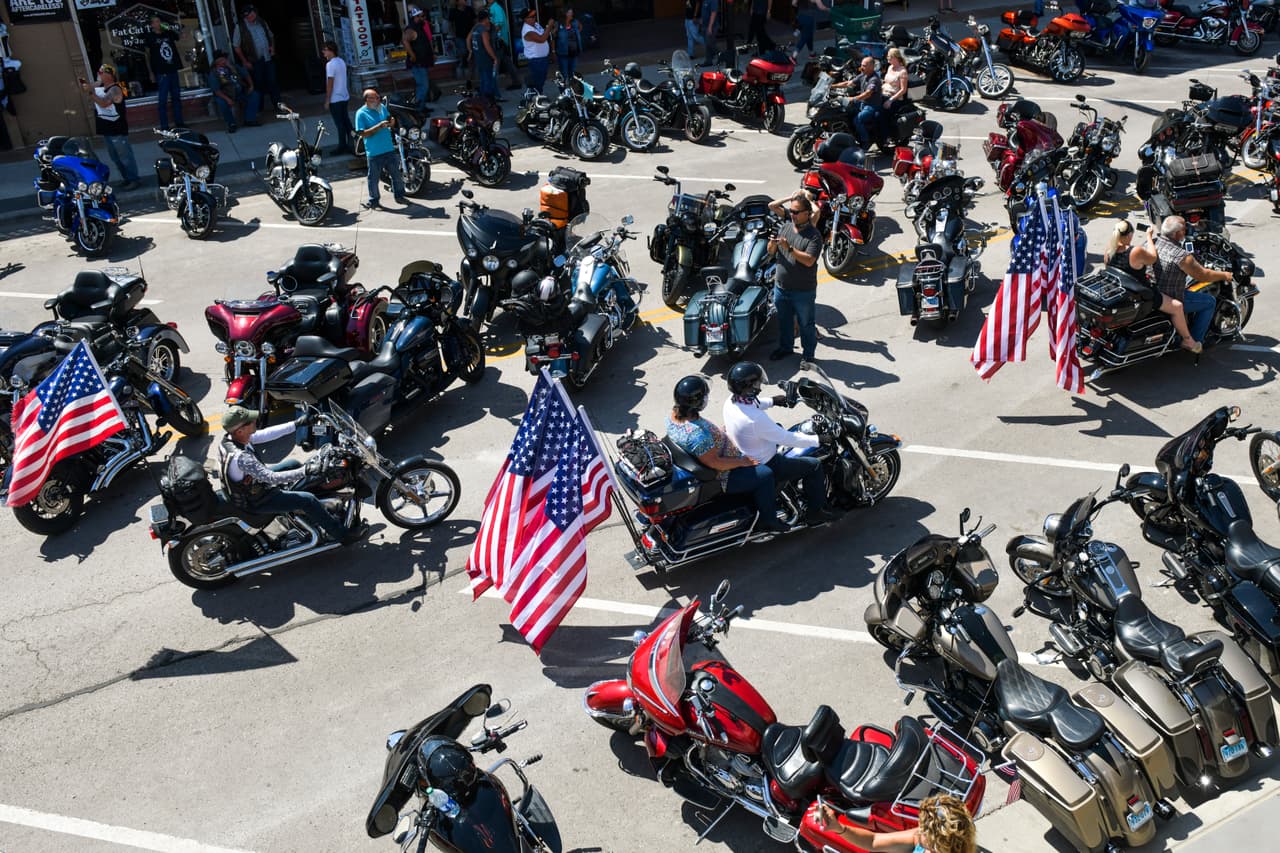 El evento llamado ‘80th Sturgis Motorcycle Rally’ atrajo una multitud de entusiastas de las motos, varios de los cuales se pasearon por esa comunidad sin portar cubrebocas, que es considerada una de las principales medidas para evitar los contagios del covid-19.