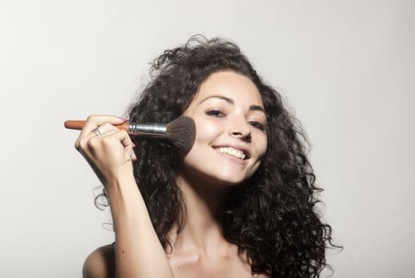 Además de eliminar las bacterias, lograrás que tus pinceles duren más, proporcionándote una mejor aplicación.