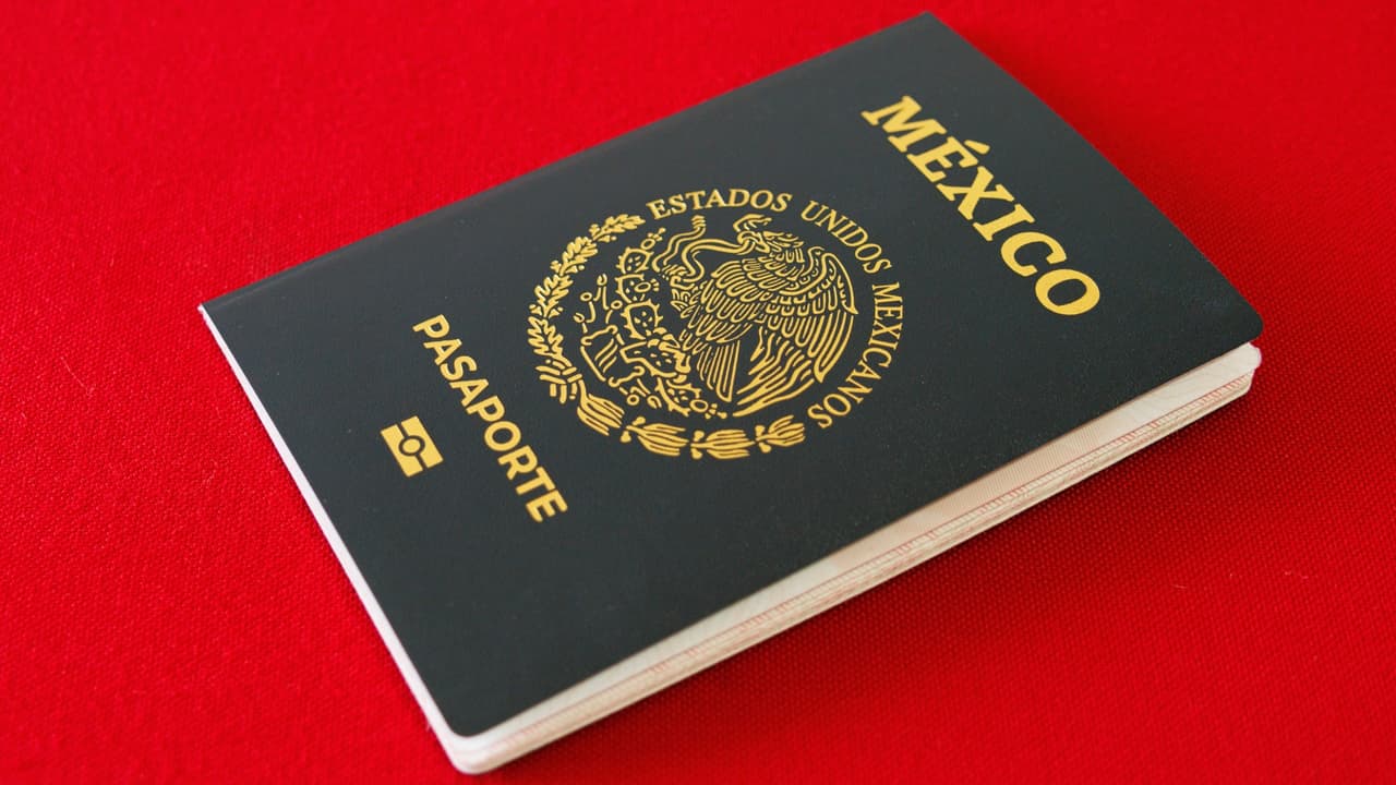 El Consulado General de México en Dallas 
<b>pasará buena parte de octubre fuera de su sede. </b>
<br>Su Consulado Sobre Ruedas hará cuatro paradas en Texas, 
<b>comenzando este lunes 5 en Henderson y terminando el 30 de octubre en Fort Worth. </b>
<br>El recorrido 
<b>también incluye Arlington y Dublin.</b> 
<br>Durante estas jornadas, 
<b>los mexicanos que viven en esas zonas podrán buscar atención consular sin trasladarse hasta Dallas,</b> siempre que el trámite correspondiente esté disponible y cuenten con la cita requerida.
<br>
<br>
<a href="https://www.whatsapp.com/channel/0029VafZxTzGpLHXXhtL0Y3A">📲 Únete a nuestro canal de WhatsApp: Haz clic aquí para estar al tanto de las últimas noticias e historias de tu comunidad</a>