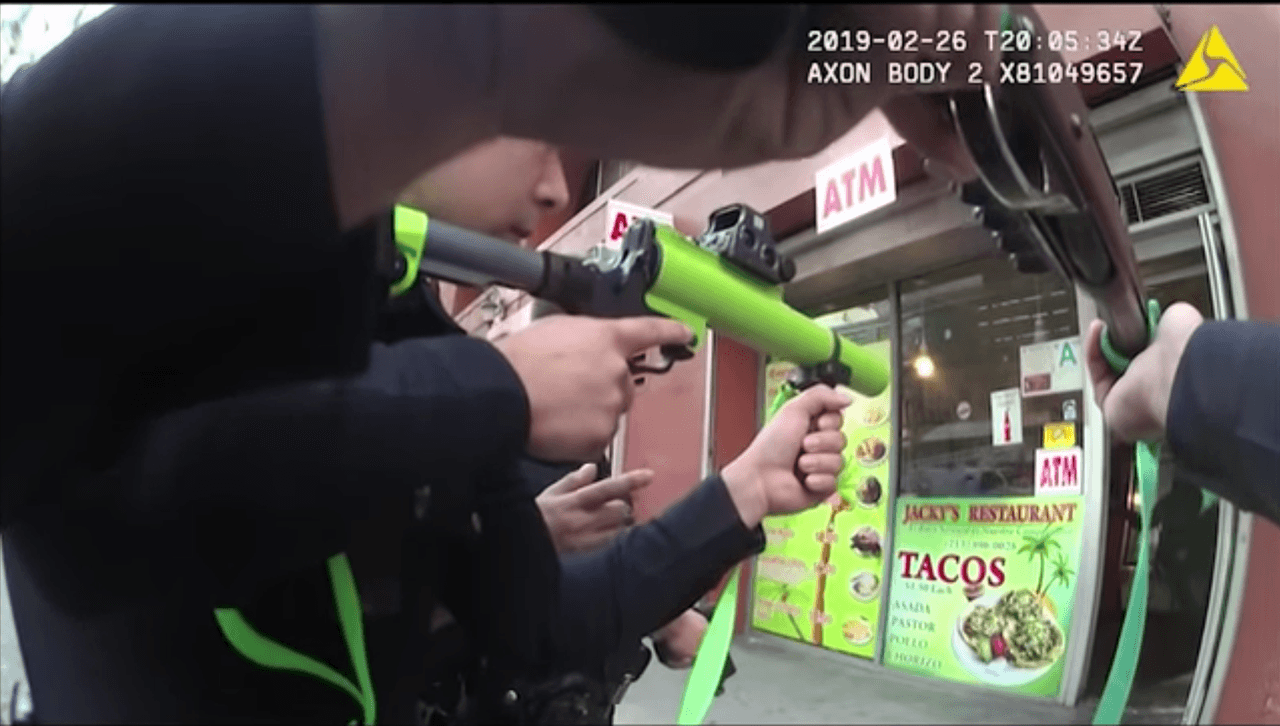 Revelan video de la policía sometiendo a un hombre armado con un cuchillo