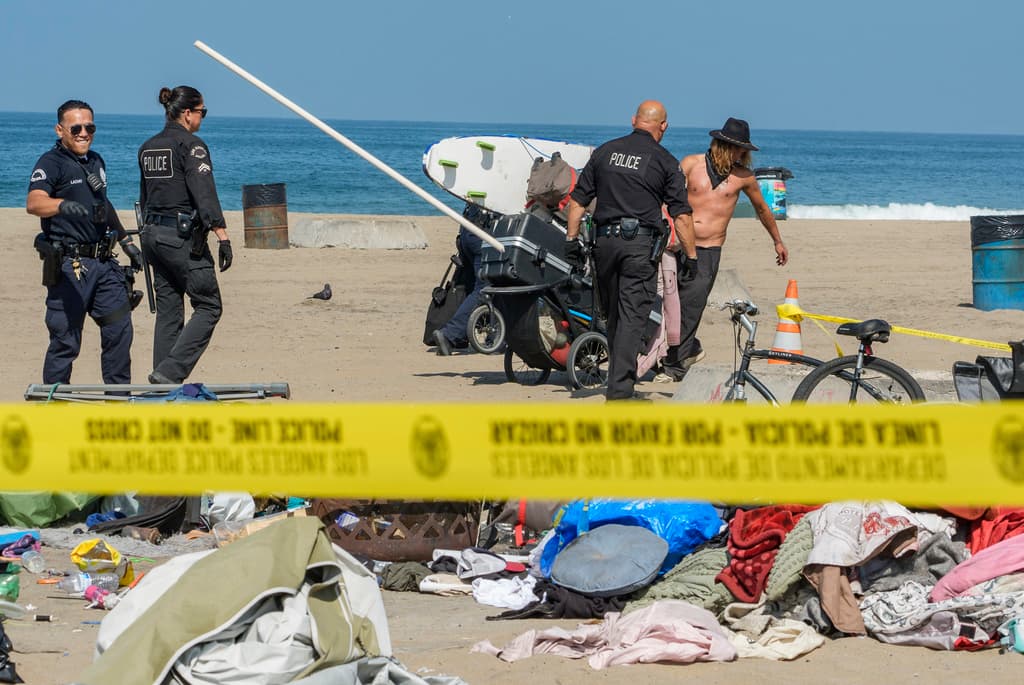 El mes pasado, el 
<b>gobernador de California</b>, 
<b>Gavin Newsom</b>, ordenó a todas las agencias estatales 
<b><a href="https://www.univision.com/local/los-angeles-kmex/nuevas-medidas-contra-indigencia-california-prohibir-casas-moviles-arrestos-campamentos" target="_blank">el desalojo de campamentos de indigentes</a> </b>en territorio del estado. Y este 22 de agosto ese mandato se cumplió en 
<b>Playa del Rey, el condado de Los Ángeles.</b>