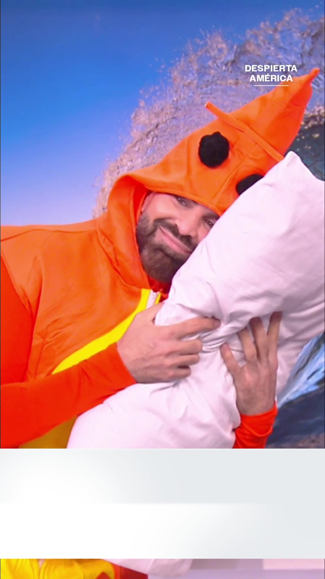 Jomari se vistió de camarón y Karla con hojas de tamal para impactar en este Halloween
