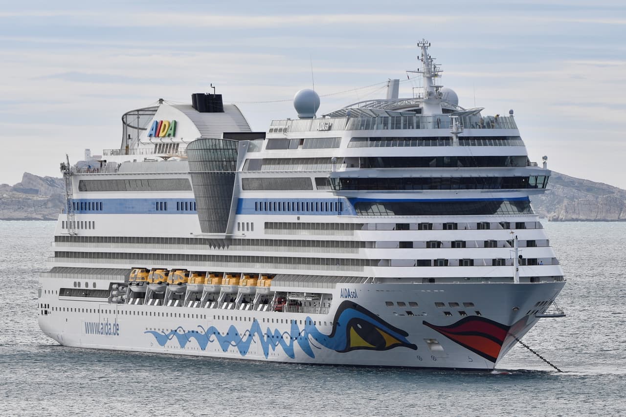 Carnival Cruises canceló sus 
<b>cruseros</b> por dos meses, mientras que Costa Cruseros hizo lo mismo con todas sus rutas en el Mediterráneo hasta el 3 de abril.