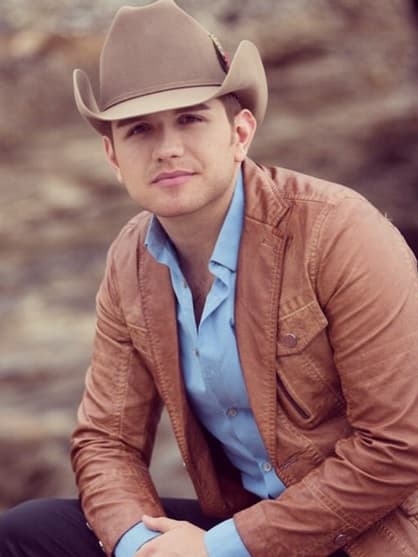 ¡Arriba las botas y el sombrero! Ya queremos verlo como nuestro sexy presentador.