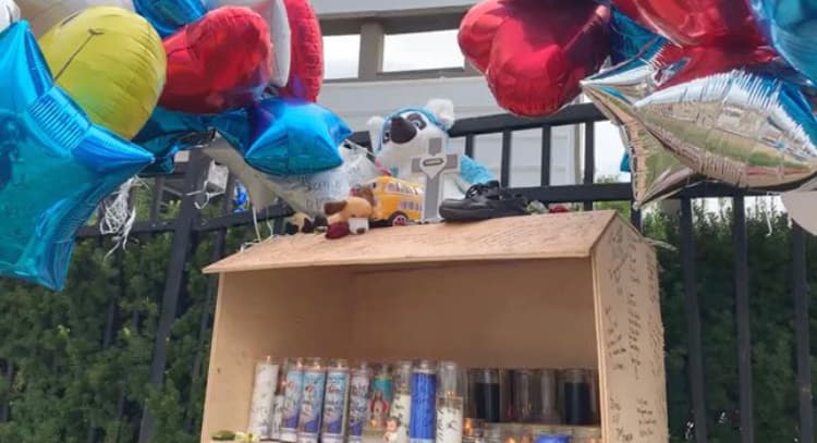 Flores, globos, velas y otros adornos fueron ubicados en la intersección del accidente para recordar a los menores.