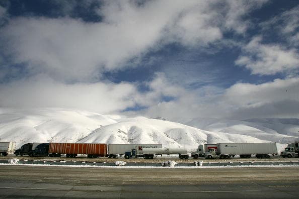 Las acumulaciones de nieve en el área llegan de hasta cuatro pulgadas en el Grapevine, con ráfagas de vientos de hasta 35 mph.