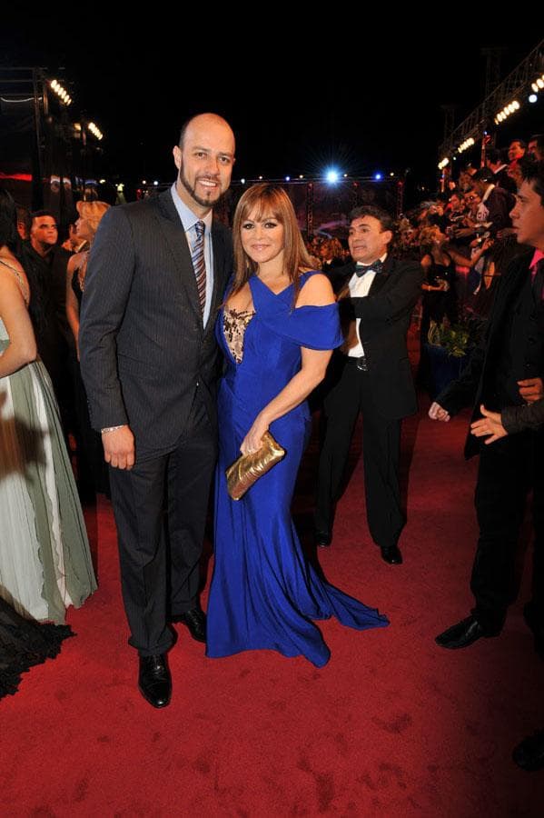 Antes de terminar sus trámites de divorcio, su aún esposa, 
<b><a href="https://www.facebook.com/jenniriveramusic/">Jenni Rivera</a></b>, murió en un accidente de avión cerca de 
<b>Monterrey, México</b>.