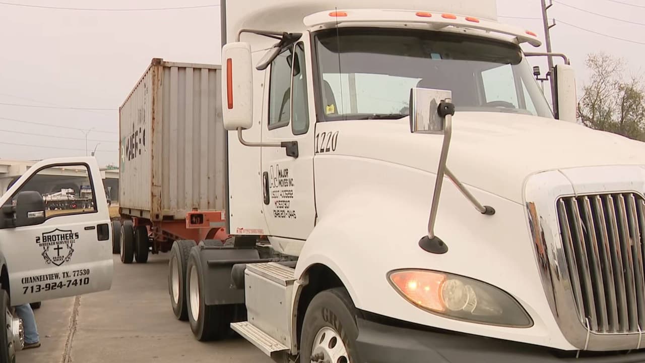 Balean a conductor de camión en autopista de Houston: un menor está siendo acusado de disparar