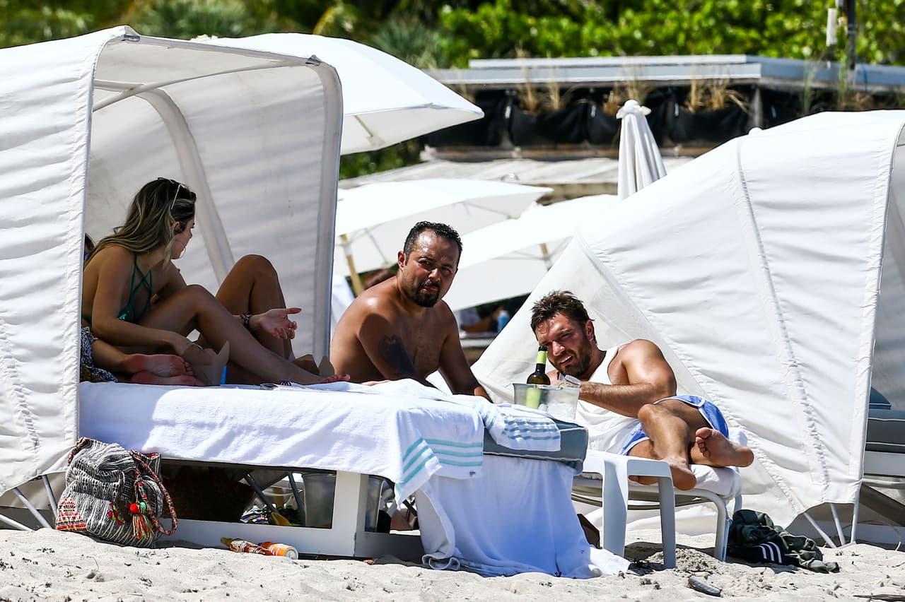 Julián Gil fue sorprendido este martes en una playa de Miami, disfrutando en compañía de un reducido grupo de amigos.