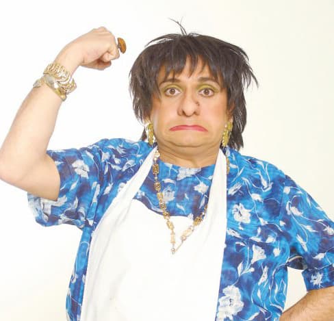 A la par de su actuación en Vecinos también participaba en el show 'Las pellizcadas de Doña Márgara'
<i>, </i>donde interpretaba a 'Márgara' una mujer que de buen decir no tenía nada.