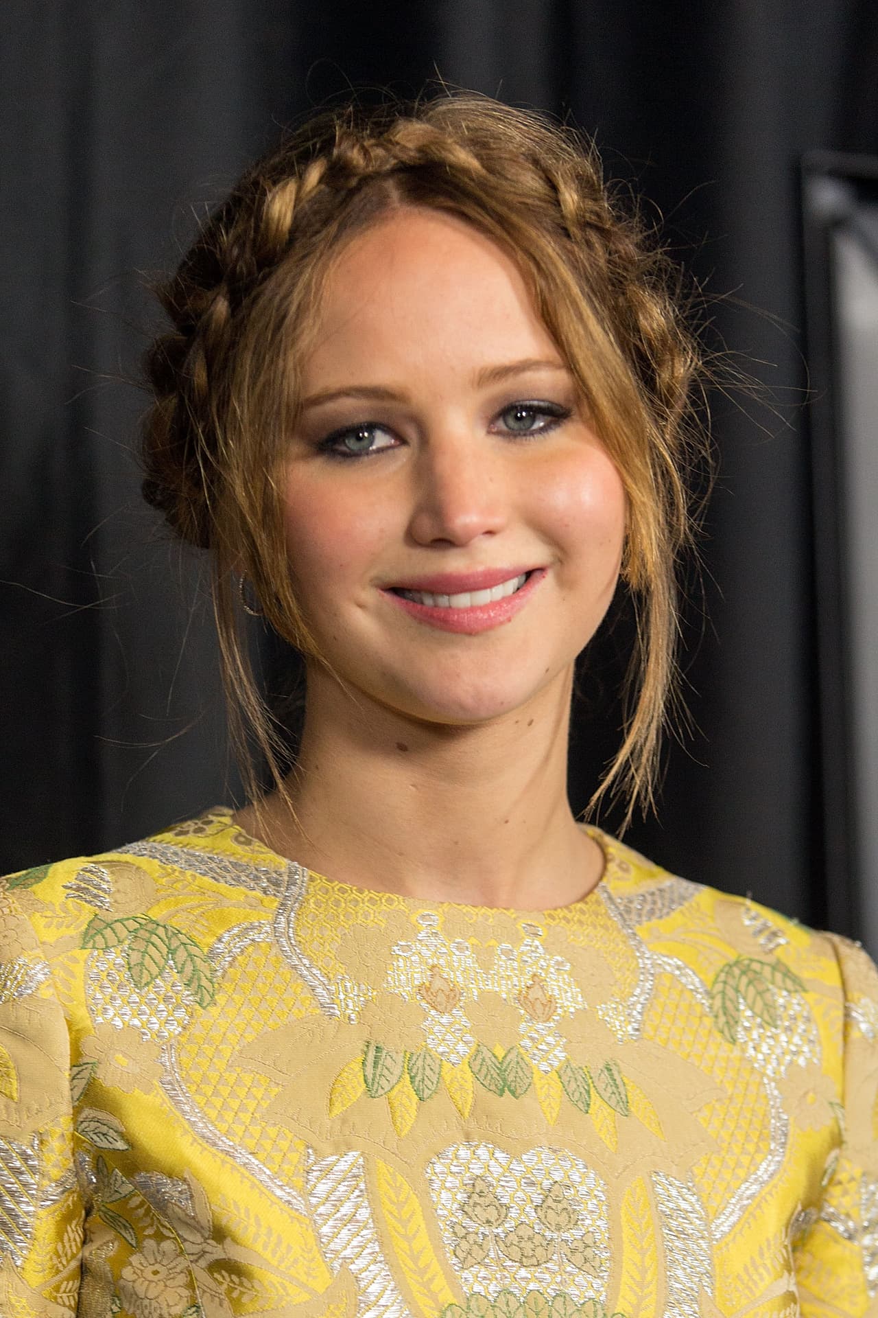 Tu estilo es completamente ´boho-chic´ entonces la trenza que debes practicar hacerte es la tiara de trenzas en un recogido messy. Deja unos pequeños mechones para que se vea más relajado tu look, justo como Jennifer Lawrence.