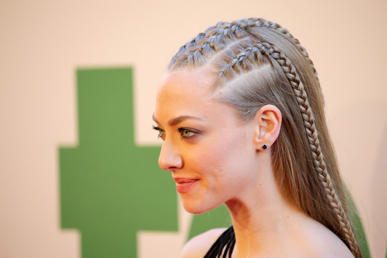 Cuando quieras un look más rocker no dudes en trenzar el cabello como Amanda Seyfried. Con todos estos tipos de trenzas cada día puedes lucir radiante. ¡Pruébalas todas!