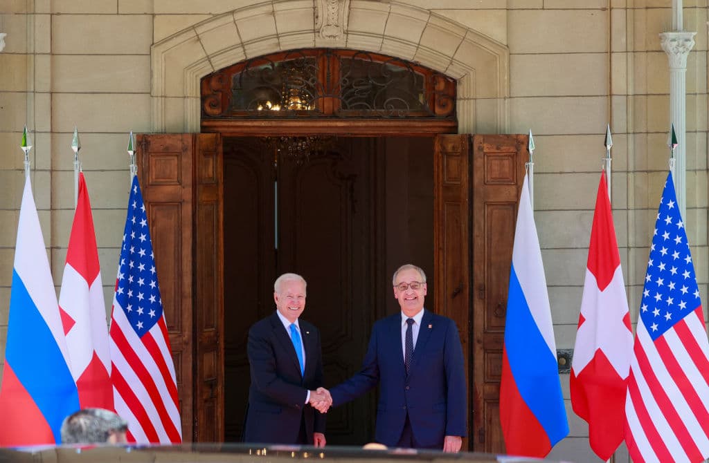 A su llegada, Biden fue recibido por el presidente suizo, Guy Parmelin. También lo fue Putin, quien, para variar, llegó temprano esta vez, incluso, antes que Biden, a pesar de que el mandatario ruso suele hacerse esperar.
