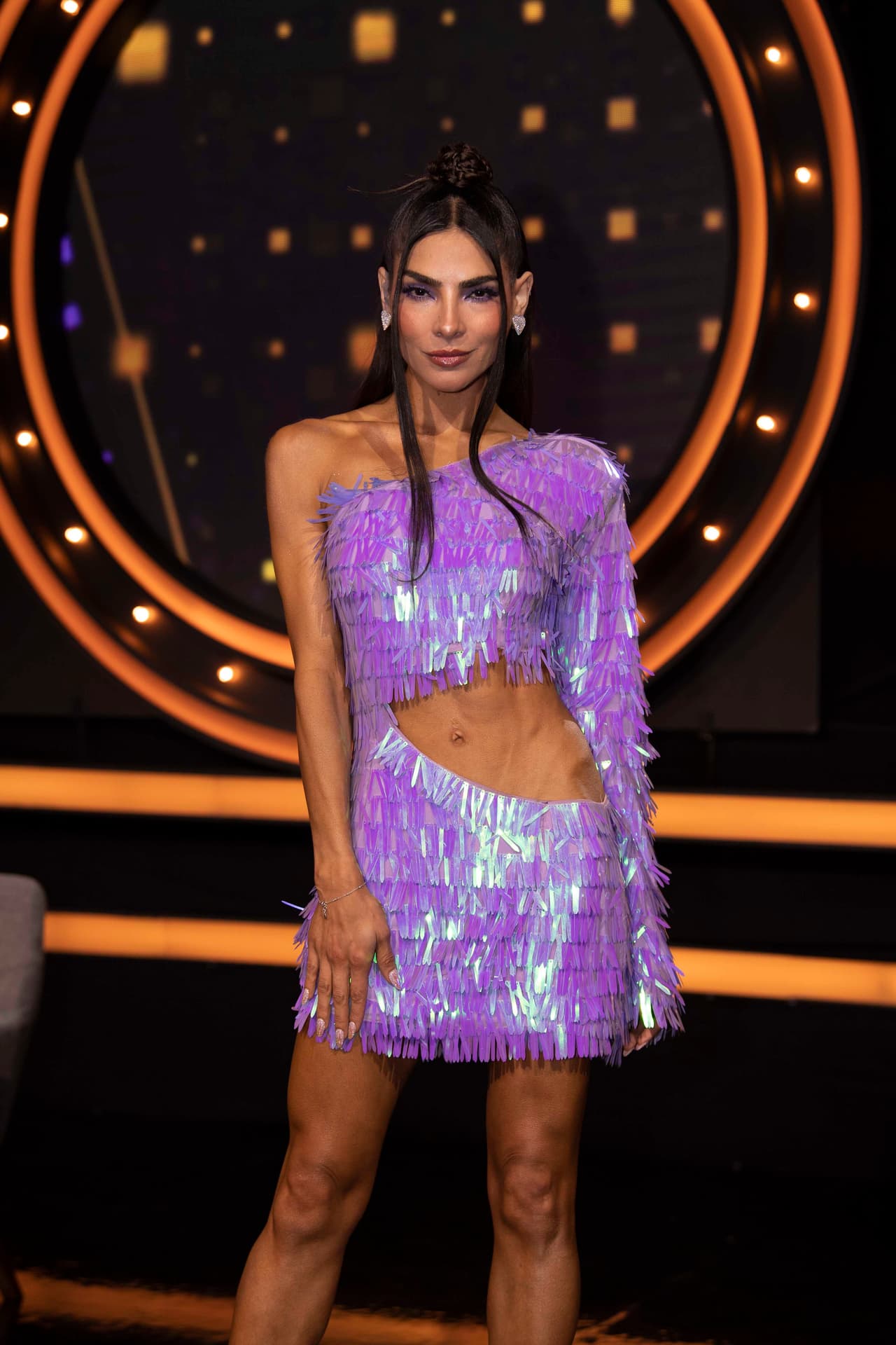 Para la cuarta gala, Alejandra Espinoza impactó con un vestido color lila de flequillos y con una apertura en la cintura.