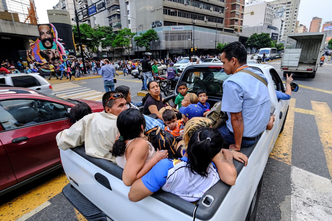La falla eléctrica comenzó en la tarde del jueves y desde entonces el transporte público en la capital colapsó. En la mañana del viernes muchos continuaban caminando y buscando alternativas para llegar a sus trabajos, en una señal de que pocos se enteraron de que la jornada laboral se había suspendido al no poder ver la televisión o escuchar las noticias.